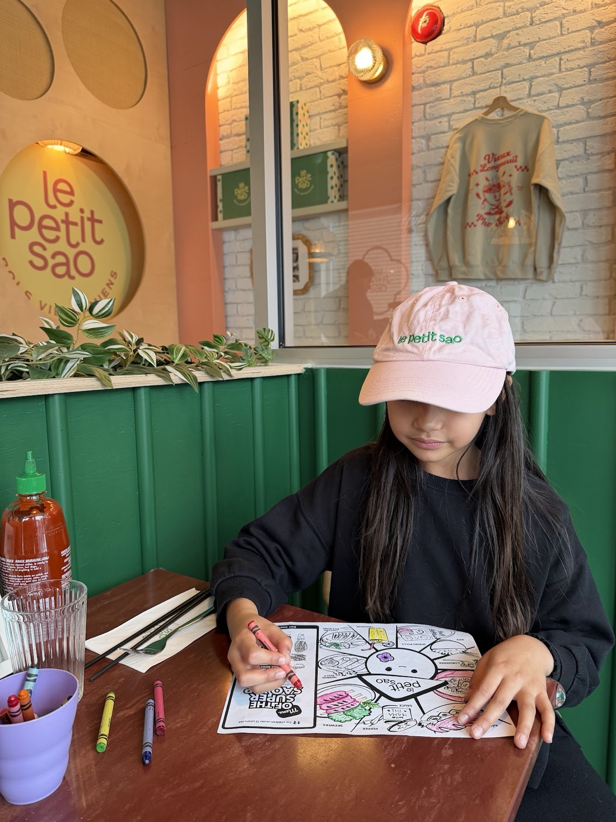 Une petite Sao VIP colorie le napperon du menu enfant